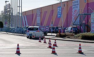 Der Weg zum Hornbach-Parkplatz wird mit Pylonen abgesteckt. - Ralph Meyer
