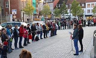 Engagierte Gläubige: Im Zeichen von Maria 2.0 nehmen Katholiken den Paderborner Dom mit einer Menschenkette in ihre Mitte. - Marc Schröder