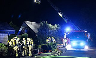 In der Nacht zu Sonntag rückt die Delbrücker Feuerwehr zu einem brennenden Keller aus. - Feuerwehr Delbrück