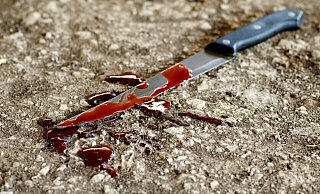 Der Angeklagte hatte dem Hundetrainer ein Messer in die Seite gestochen. - picture alliance / Photoshot / Symbolbild