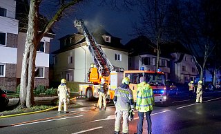 Vom Korb der Drehleiter aus wurde der glimmende Kamin des Mehrfamilienhauses an der Riemekestraße fachgerecht gekehrt. - Ralph Meyer
