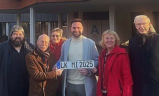 Setzen auf ein LK-Kennzeichen: Florian Staab (Fraktionsgeschäftsführer, CDU), Siegfried Gutsche (stellvertretender Landrat, Grüne), Melanie Hövert (stellvertretende Grünen-Fraktionsvorsitzende Bent Grote (Kreistagsmitglied, CDU), Cornelia Schmelzer (Fraktionsvorsitzende, Grüne) und Detlef Beckschewe (Fraktionsvorsitzender, CDU). - CDU/Grüne Minden-Lübbecke