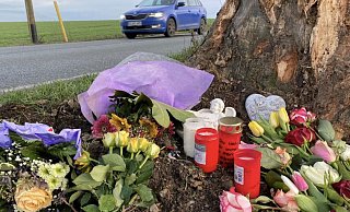 Trauer am Unfallort. Freunde und Verwandte haben Blumen und Kerzen an der Spenger Straße niedergelegt. - Charlotte Mahncke
