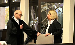Staatsanwalt Kai Uwe Waschkies und Nebenklagevertreterin Ruth Kanzlsperger besprechen sich beim Prozessauftakt im Paderborner Landgericht. - Rajkumar Mukherjee