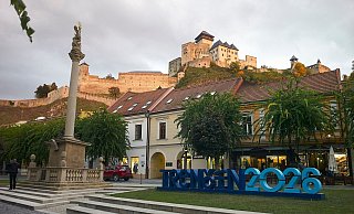 Blick auf die Mariensäule aus dem Jahr 1712 mit der mittelalterlichen Burganlage im Hintergrund. - Michael Heitmann/dpa-tmn