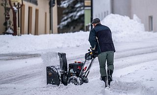 Selbst machen oder Dienstleister beauftragen? Wer sich beim Schneeschieben für letzteres entscheidet, kann nicht nur Zeit, sondern auch Steuern sparen. - Kristin Schmidt/dpa-Zentralbild/dpa-tmn