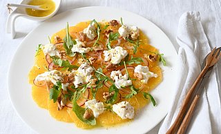 Erinnert an das Strahlen der Sonne: Das Orangen-Carpaccio ist nicht nur fruchtig, sondern verzaubert auch mit einem herzhaften Knoblauch-Kick. - Julia Uehren/loeffelgenuss.de/dpa-tmn