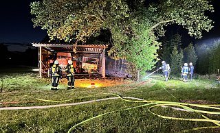 Die Einsatzkräfte waren rund zwei Stunden damit beschäftigt, das Feuer im Gütersloher Ortsteil Spexard zu löschen. - Thorsten Heß