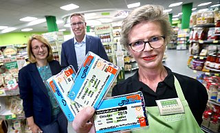 Cornelia Christian, Harald Grefe und Amina Schuster mit den Tickets. - Sarah Jonek