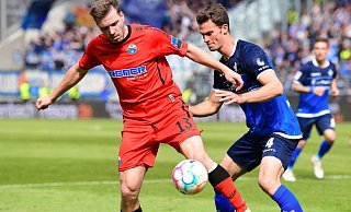SCP-Angreifer Robert Leipertz (l.) schirmt den Ball vor Darmstadts Innenverteidiger Christoph Zimmermann ab. - Imago Images