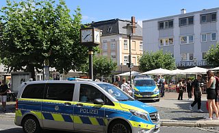 Kurz nach dem Notruf eilten zahlreiche Streifenwagen in die Herforder Innenstadt, um nach dem Unbekannten mit dem Messer zu fahnden - vergeblich. - Claus Frickemeier