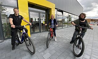 Pierre Lison, Petra Schminke und Petra Nähr vor dem neuen Gebäude der Bike Plantage. - Dirk Windmöller