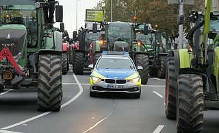 Klein gegen Groß: Angesichts von rund 300 Schleppern wirkt der Streifenwagen recht winzig. - Ralph Meyer