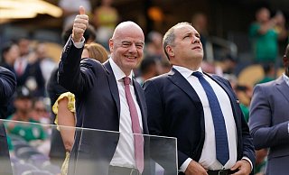Laut FIFA-Präsident Gianni Infantino (l) sollen die WM-Prämien der Frauen bis zur WM 2027 an die der Männer angeglichen werden. - Ashley Landis/AP/dpa