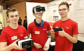 Fabian Michlik (15, v. l.) Nick Harry Wulf (14) mit der VR-Brille und Timo Brandt (16) sind Schüler am Gymnasium Schloß Neuhaus.  - Mareike Gröneweg