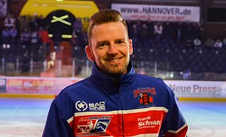 Offizielles Eishockey-Outfit statt Fußballtrikot: Durch den Aufdruck auf der Sportjacke ist der gebürtige Bünder Frank Schmidt leicht als Fanbeauftragter der Hannover Indians zu erkennen. - TKH Photography