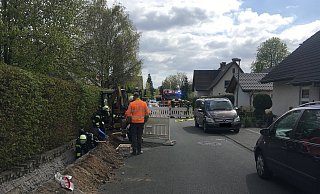 Bei Glasfaserarbeiten in Schloß Holte-Stukenbrock wurde eine Hausanschlussleitung beschädigt. Die Feuerwehr musste das Leck schließen. - Feuerwehr SHS