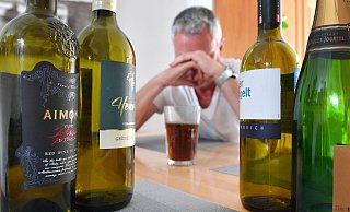 Ein ehemaliger Alkoholiker teilt seine Erfahrungen, um anderen Betroffenen zu helfen und warnt vor den Gefahren der Co-Abhängigkeit. | Symbolbild - picture alliance / SvenSimon