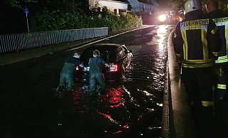 Zwei Kameraden schoben in Wathosen das Fahrzeug aus der Unterführung heraus. - Feuerwehr Herford