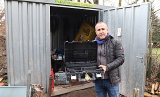 Schloss geknackt: Über den Jahreswechsel sind mehrere hochwertige Werkzeuge sowie Starkstromkabel aus dem Container entwendet worden. Mustafa Karak von MKA Bau zeigt einen der leeren Koffer, die die Diebe übrig gelassen haben. - Judith Gladow