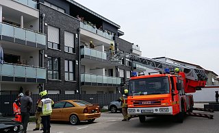 Auf dem Balkon im zweiten Obergeschoss standen Balkonmöbel in Flammen. Unterstützt von Nachbarn löschte die Feuerwehr Paderborn das Mobiliar. - Ralph Meyer