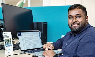 Der erblindete Sanjayan Arulanantham (24) ist der erste Jura-Studierende mit Beeinträchtigung, der die neue, an der Uni Bielefeld entwickelte, barrierefreie Prüfung abgelegt hat. Geholfen hat ihm eine spezielle digitale Gesetzessammlung. - Barbara Franke