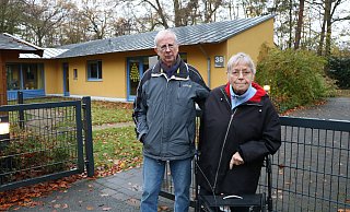Volker Zobel hat seine Frau Gertrud wie jeden Dienstag aus der LWL-Tagespflege in Gütersloh abgeholt. Beide blicken nun sorgenvoll in die Zukunft. - Anja Hustert