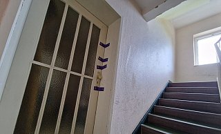 Hinter dieser, damals versiegelten, Tür kam es zum Tötungsdelikt. - privat