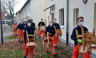 Helfer des DRK packen beim Umzug in die Not-Kita mit an. - Katharina Eisele