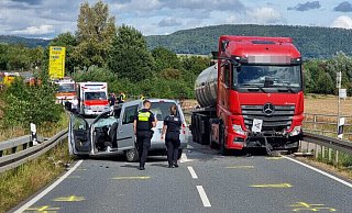 Unfallstelle auf der L424: Ein Pkw und eine Sattelzugmaschine kollidierten frontal, was zum Tod eines 78-Jährigen führte. - Polizei Hameln