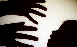 Die Angeklagte aus Bünde soll die Kinder ihres Partners misshandelt, gedemütigt und eingesperrt haben. Zu Beginn der Tatserie sollen das Mädchen und der Junge acht und elf Jahre alt gewesen sein. - picture alliance / ZB