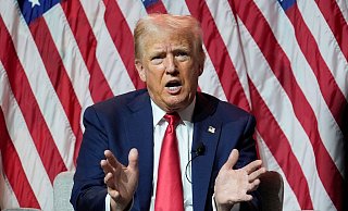 US-Präsidentschaftskandidat Donald Trump instrumentalisiert Herkunft und Hautfarbe seiner Konkurrentin. - Charles Rex Arbogast/AP/dpa