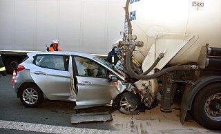 Ungebremst und mit voller Wucht raste die 38-jährige unter einen Silolastzug.  - Jürgen Schade