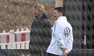 Nur Zuschauer beim Training: Nick Woltemade mit Co-Trainer Benjamin Hübner (r). - Federico Gambarini/dpa