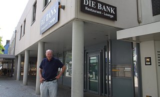 Klaus Hennings-Huep vor dem Gebäude - Björn Kenter