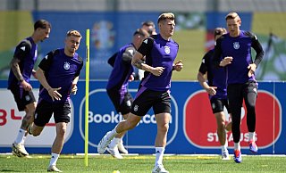 Erstmals seit dem Gewinn des Confederations Cup 2017 könnten die DFB-Profis um Toni Kroos (M) wieder eine Turnierprämie einstreichen. - Federico Gambarini/dpa