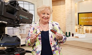 Margot Schmitt ist die Frau der ersten Stunde beim Teleshopping-Sender QVC. Seit mehr als 30 Jahren steht sie schon vor der Kamera und hatte Sendungen unter anderem bei "RTL" und dem "MDR". - QVC