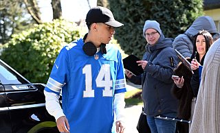 Bayern-Profi Musiala kam im Football-Look zur Nationalmannschaft. - Federico Gambarini/dpa