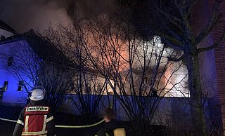 140 Einsatzkräfte bekämpfen das Feuer beim Großbrand in Erwitzen. - Feuerwehr