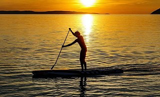Beim Stand-Up-Paddling bewegt sich der Sportler aufrecht auf einem schwimmfähigen Board durchs Wasser. - Unsplash (Symbolfoto)