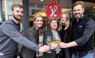 Drei Generationen stoßen auf das 75. Jubiläum an: (v. li.): Clemens (26), Julia (48), Christel (74), Elisa (23) und Olaf Klötzer (51). - Wolfgang Rudolf