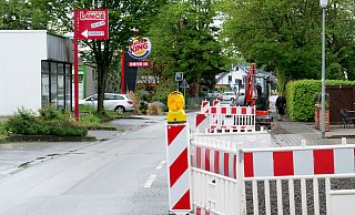 Auf der einen Seite der Südstraße wird die Feuerwehr durch die Kanalarbeiten im Bereich Marktkauf blockiert. Auch in Richtung Boker Straße wird gebaut. - Ralph Meyer