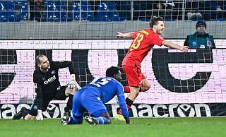 SCP-Matchwinner Robert Leipertz (r.) dreht nach seinem Siegtreffer jubelnd ab. KSC-Keeper Marius Gersbeck und sein Teamkollege Stephan Ambrosius sind geschlagen. - picture alliance