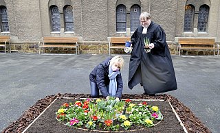 Blühende Osterbotschaft: Presbyterin Angela Wehmeyer und Pfarrer Uwe Petz bepflanzen das Osterbeet im Obernbecker Kirchhof. - Sandra C. Siegemund