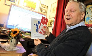 Christian Holtgreve mit seinen beiden Publikationen. - Simone Flörke