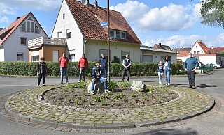 Landesgartenschau-Geschäftsführerin Claudia Koch (v. l.) freut sich über das Engagement der Anwohner Ingo Eberwien, Jan Pollmann, Mika Germer (vorne), Eberhard Hage, Florian Küster, Jette Germer, Annette Germer und Stefanus Remmert. - Jan Pollmann