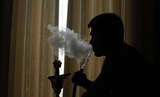 Symbolbild: Ein Mann reicht eine Wasserpfeife. - Pixabay