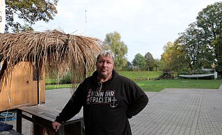 Bootshaus-Gastronom Marc-Oliver Weiß hält die Kritik an seiner Comedy-Veranstaltung am Freitagabend für unberechtigt. - Frank-Michael Kiel-Steinkamp