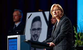 Ministerpräsidentin Anke Rehlinger. Zur Gedenkfeier waren laut Innenministerium rund 1.500 Menschen gekommen. - Uwe Anspach/dpa