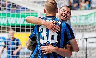 SCP-Stürmer Marvin Pieringer (r.) feiert mit Vorlagengeber Felix Platte seinen Treffer zum 3:0. - picture alliance